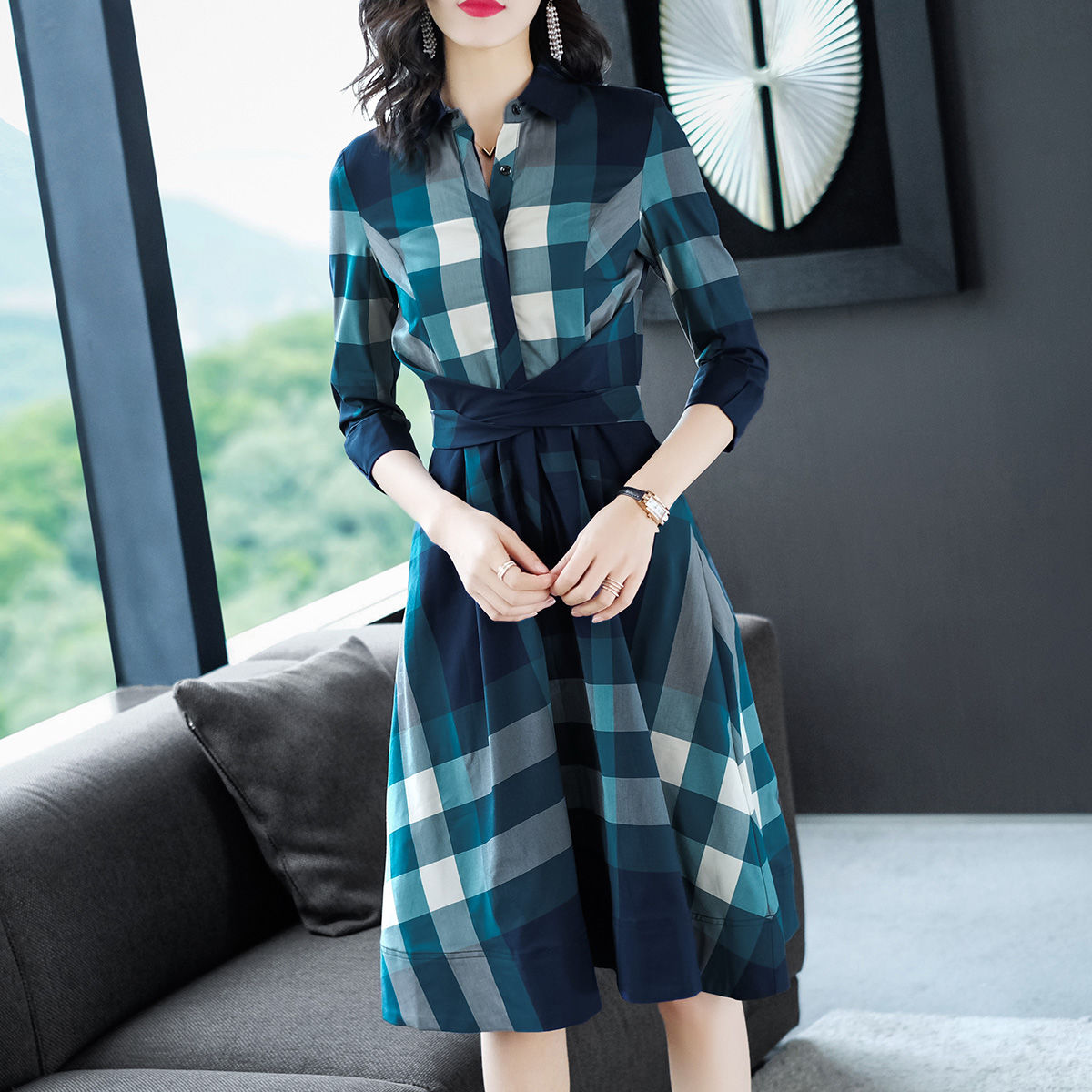 别以为秋天只能穿上下装，这样的美裙给你不一样的味道，别样的美