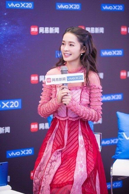 李沁身穿红色镂空连衣裙出席活动，俏皮性感，白皙美腿十分抢镜！