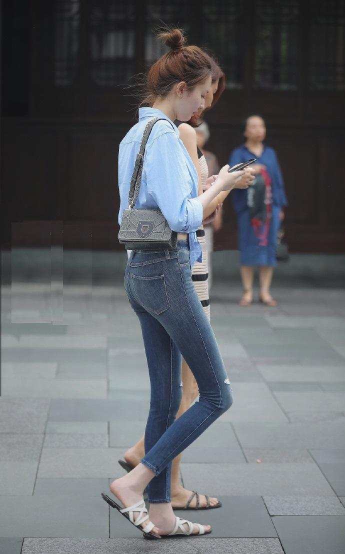 街拍夏日美腿: 每一个都是极品 第二位美女的裤子似乎太短了就像