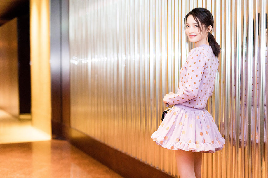 28岁李沁放大招了！身着波点裙性感迷人，网友：这双美腿太抢镜了