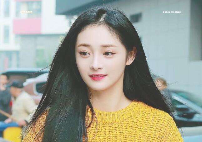 27岁冯提莫撞上19岁周洁琼，网友：真嫩和装嫩一眼就能看出