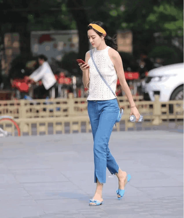 紧身裤悄悄的不会让你感觉到，它时尚百搭非常的显瘦