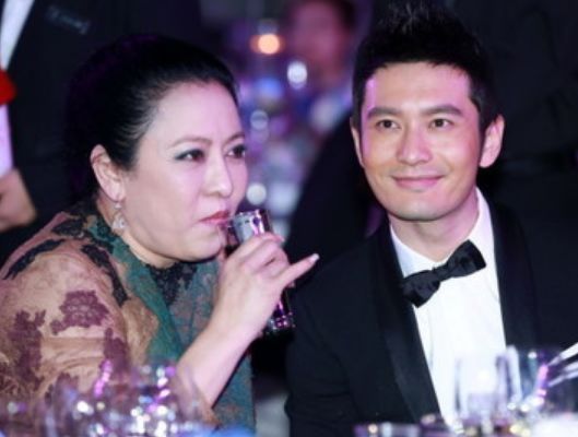 瞿天临不分青红皂白力挺黄晓明，扬言人肉网友，跪舔还是真感情？