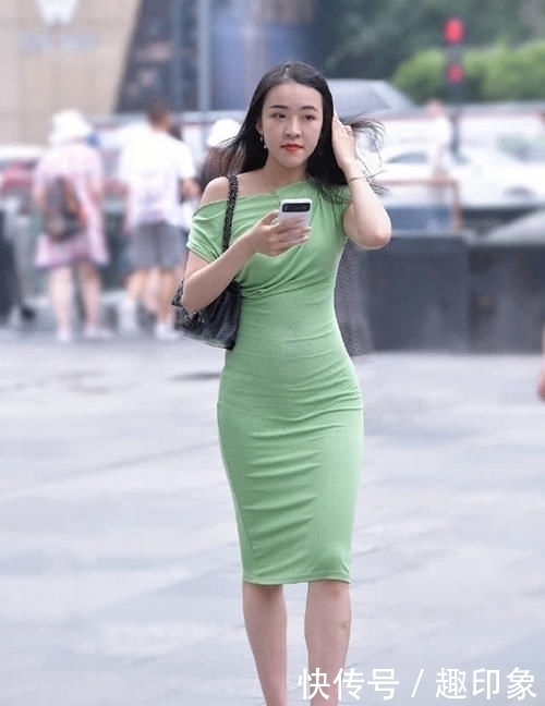 『变得非常』小姐姐“牛油果色”连衣裙火了,高贵又大气,彰显女人独特魅力!