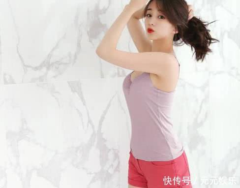 性感小姐姐红色小短裤秀出艳丽美臀，这样的姿势简直亮瞎双眼