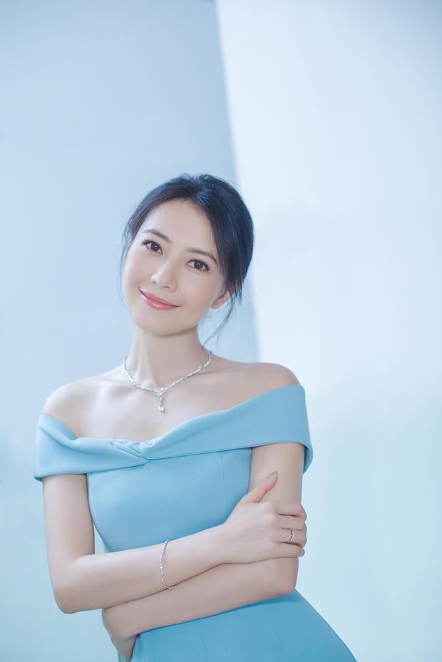 我原本以为baby的蓝色短裙是全世界，直到看到高圆圆，才知道差别