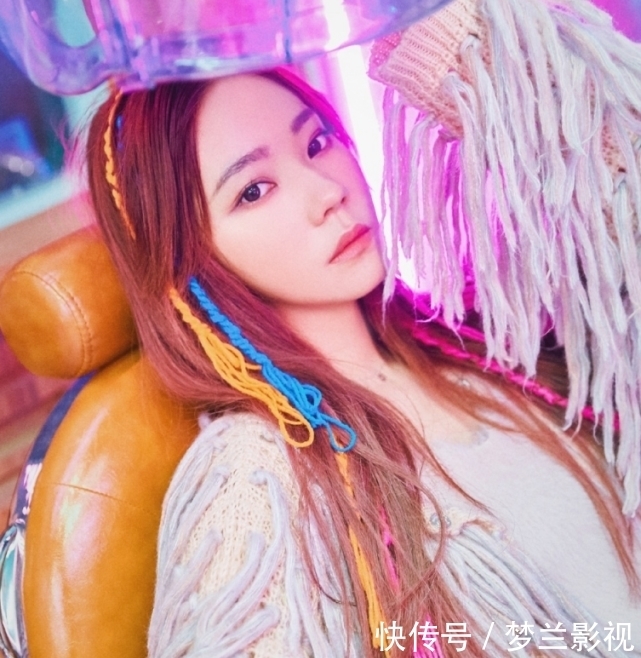 『随便』她虽在火箭少女存在感最低,却是队里衣品最好的,随便一穿都时髦
