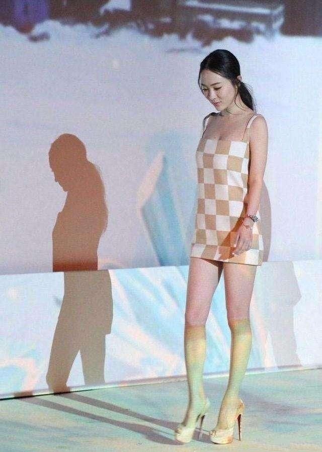 霍思燕真敢穿，裙子短到走路都不方便，网友：杜江心真大