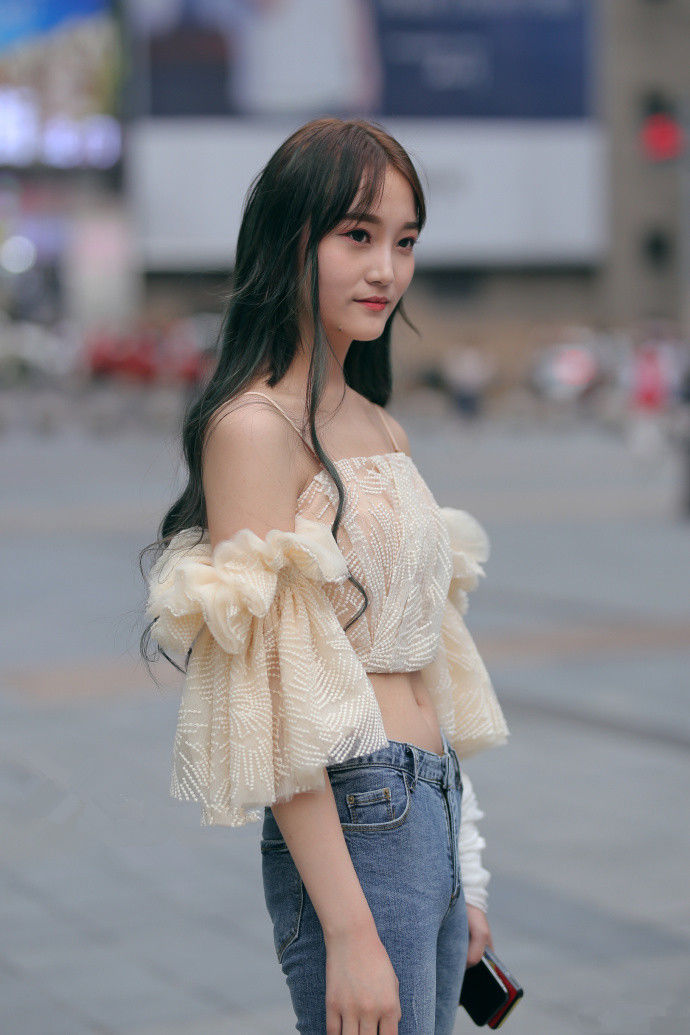 重庆街拍，这样的中规中矩的穿搭也会有另一番的美法