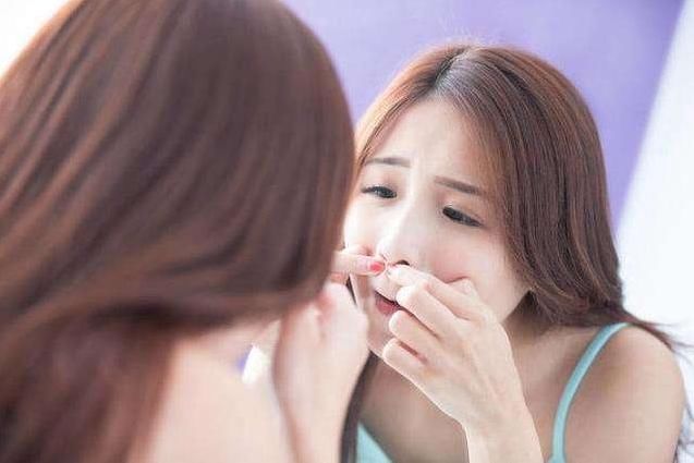 每天洗脸，鼻子上还能挤出小米粒，是螨虫一遍遍在毛孔制造垃圾！