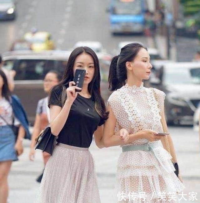 『小姐姐』路人街拍,印花连衣裙很显优雅,打造小姐姐气质的淑女感