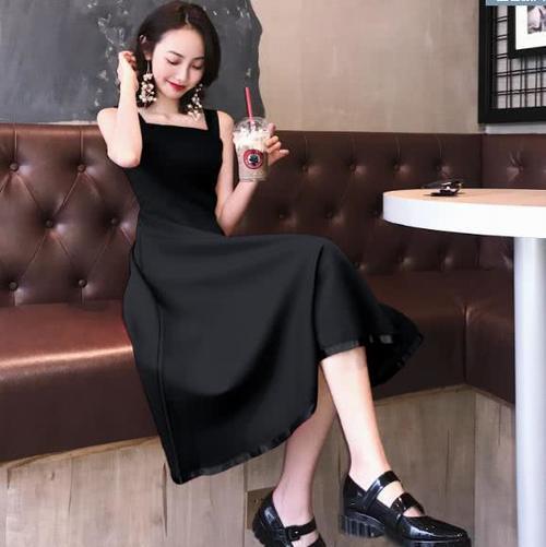 小姐姐黑色连体裙凸显魔鬼身材，窈窕修长的流水线身姿了解一下