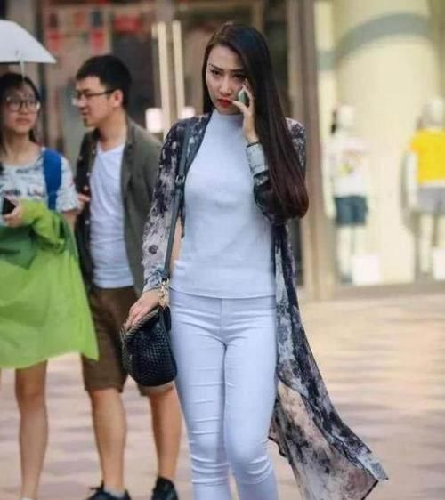  [气质]美女时尚街拍：雪肤花貌的小姐姐，一条黑色连衣裙外搭白色开衫，气质十足