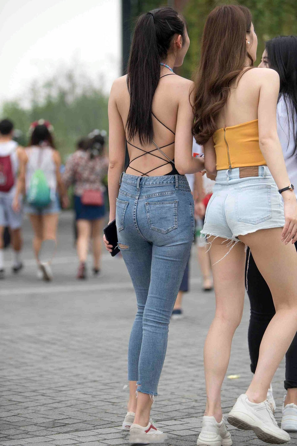 夏天怎么装扮，看看这些小姐姐这样穿身材，颜值，性感都穿出来!