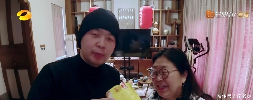 「补救」何炅罕见做错误示范,节目组帮忙补救,他自己的神级救场也很精彩
