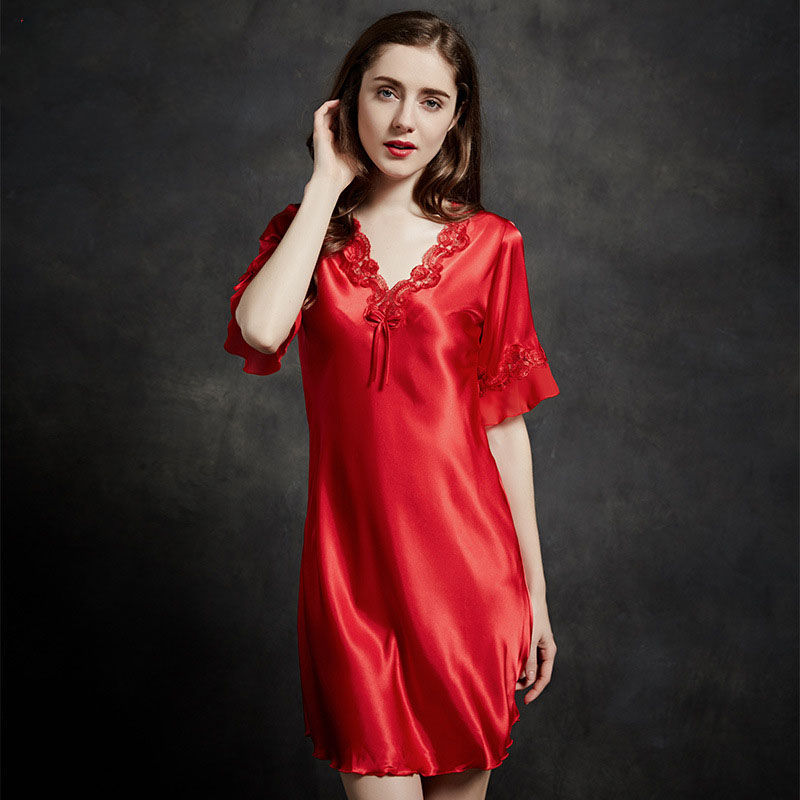 奔四女人，别因年龄而放弃在家的美，夏日穿暖色睡衣，更显年轻