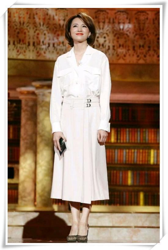 刘涛是素颜，董卿也是素颜，两人同框往那一站，差距竟如此尴尬？