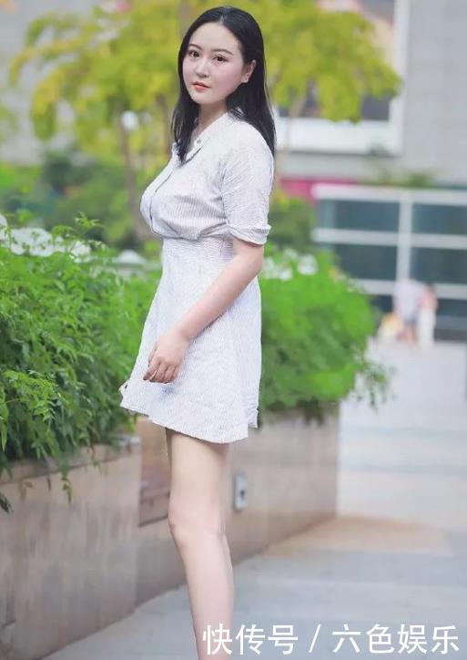 气质:街拍花颜月貌的小姐姐,一件白色衬衫配白色短裙,青春靓丽气质
