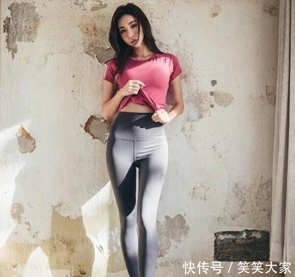 『美女』紧身打底裤将美女玲珑有致的身材完美的呈现,突显出优美魅力!