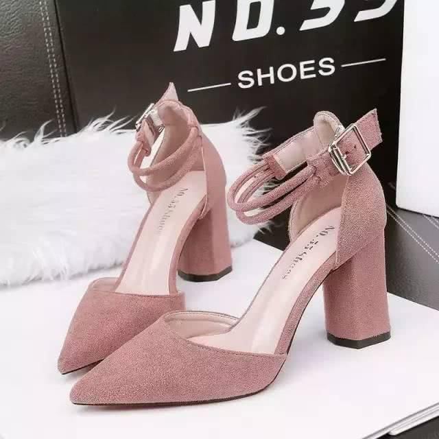 女人不用怕比例不好，秋天正好穿双高跟鞋来改良，穿上显高没商量