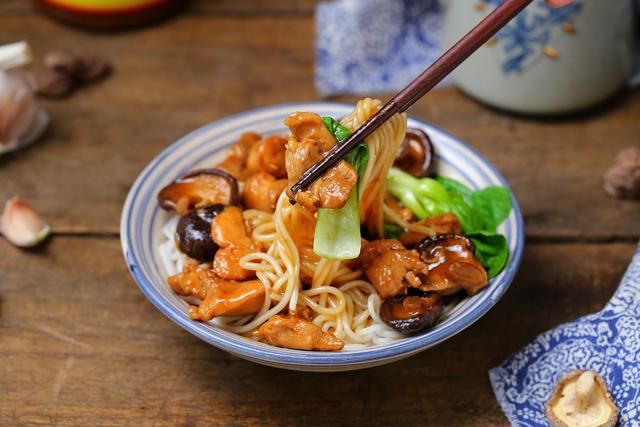  『鸡腿』一个鸡腿、一把香菇做成卤汁，嫩滑鲜美香喷喷，拌面条能吃两大碗