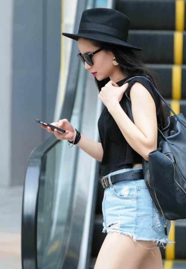 身材超好，这样迷人身材的美女在街上的确吸睛，黄金比例的身材