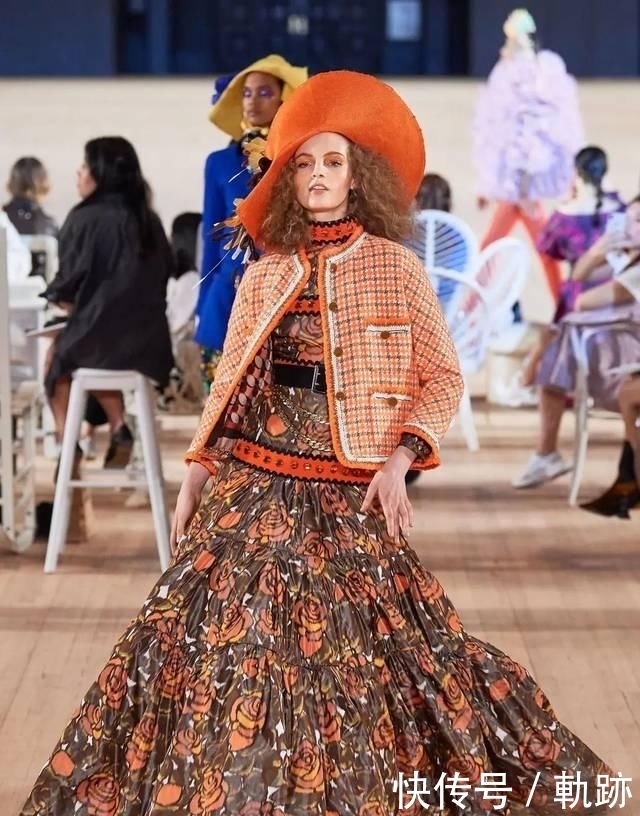  『花朵』2020开春 流行穿“开满花”的裙子，谁穿谁美！