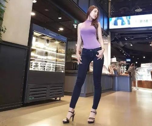 身姿摇曳的牛仔裤美女,甜蜜动人,非常显气质!