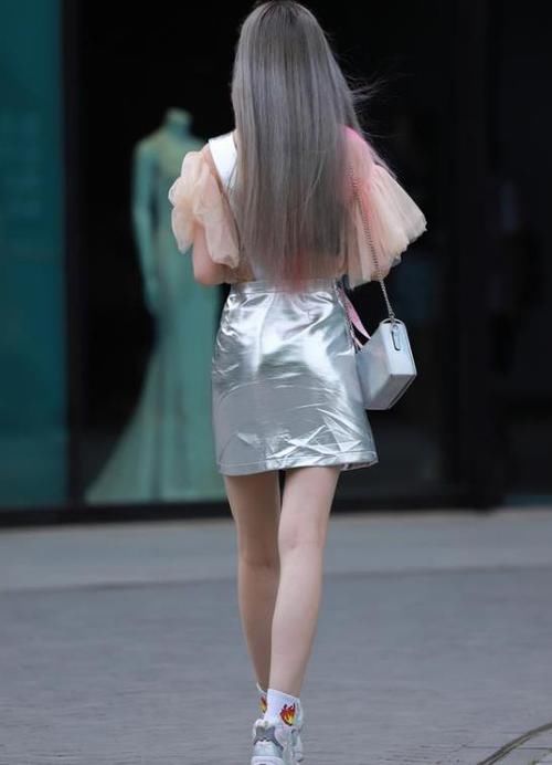 气质:街拍:秀丽端庄的美女,一件白色上衣配黑色裤子,魅力气质十足