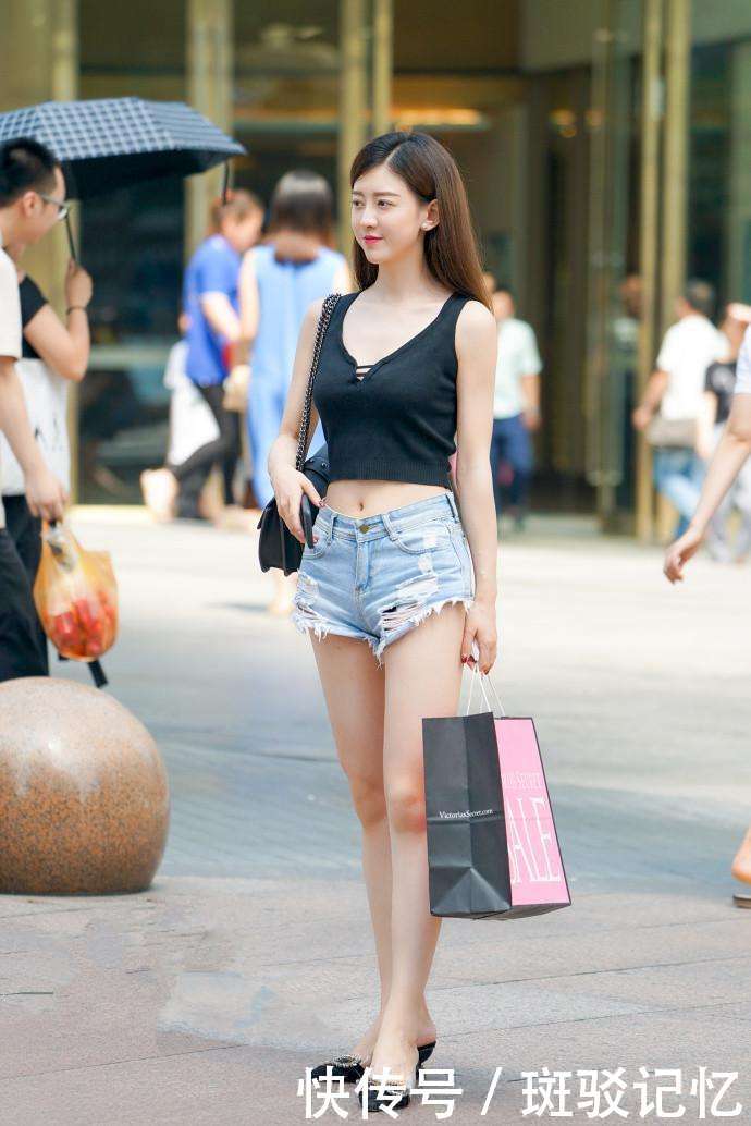 街拍：清凉又不失淑女气息，第三位穿着奶奶款的碎花修身短袖很赞