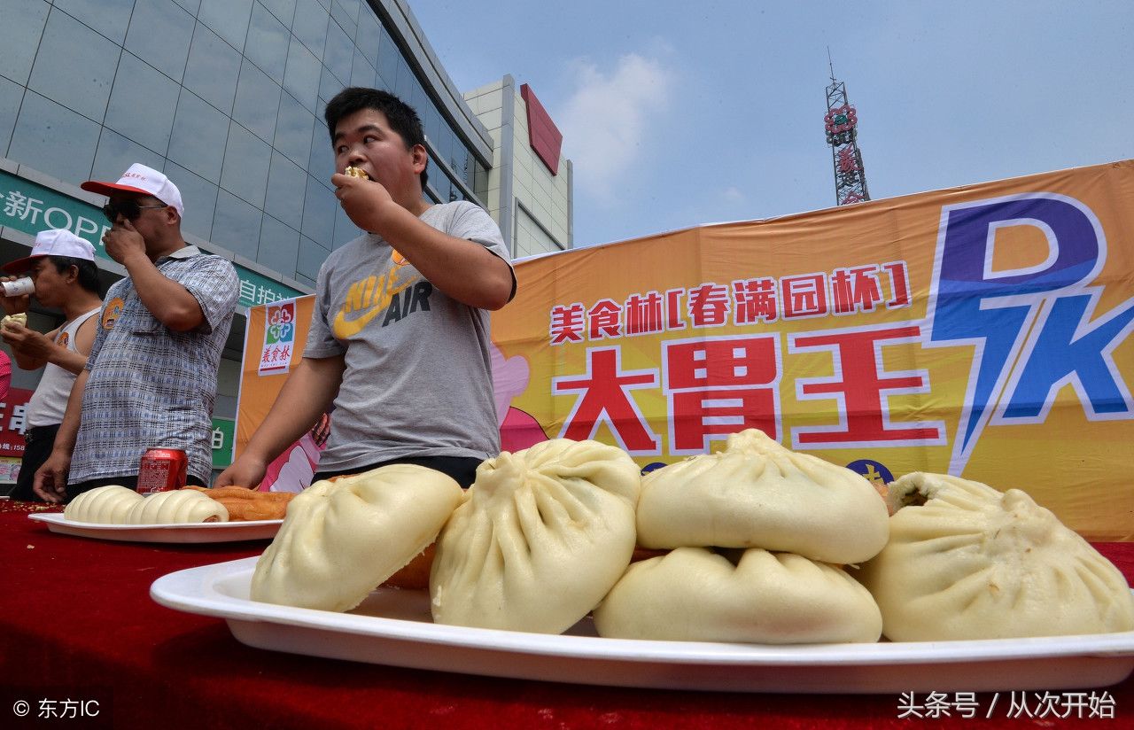 90后女子吃8斤白米饭，男子30分钟吃36个熟鸡，被称大胃王