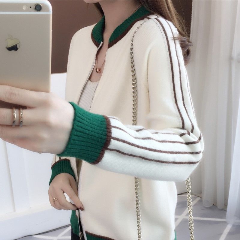 新发现，一种减龄衫:秋上衣，初秋配小脚裤，洋气时髦，简直美翻