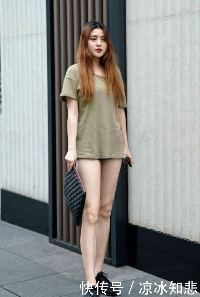  『深灰色』路人街拍，靓女美丽动人，穿深灰色的过膝长款大衣，十分的动人