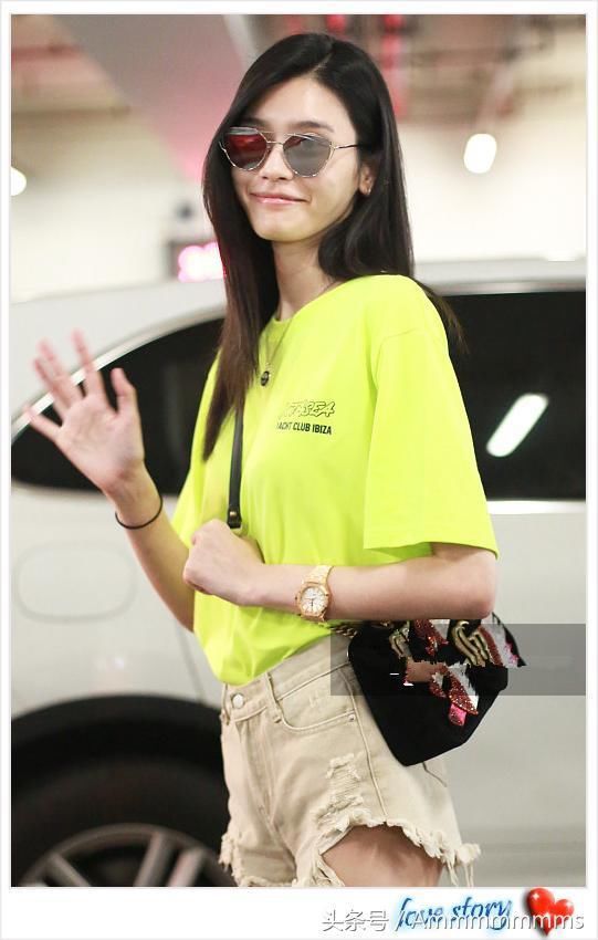 看了奚梦瑶穿热裤,再看看杨超越,才知道女星和超模的差距有多大