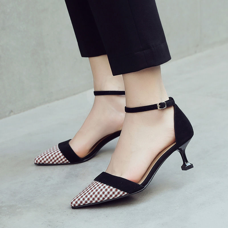 夏日少不了尖头高跟鞋，穿上显脚长又白皙