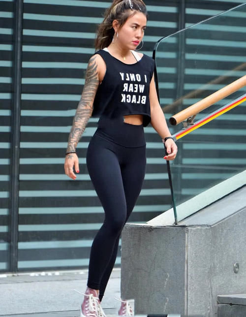 运动小姐姐紧身裤,花臂刺青更显霸气,欧美范儿十足谁能驾驭