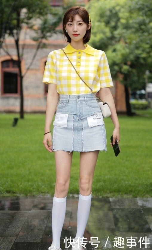 凹出:街头火了一款潮鞋:女孩当成“丝袜”穿到膝盖上,不料凹出校花腿