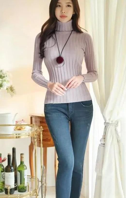 百搭紧身牛仔裤，让人看起来大方文静，很有知性女人气息！