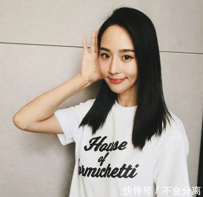 赵丽颖张钧甯撞衫，露得少的反而赢了！网友：这个小细节太抓人！