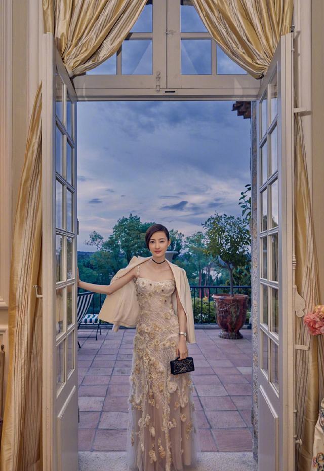 33岁王丽坤亮相活动，身穿印花连衣裙气质优雅，网友：完胜全场