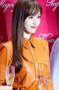 唐嫣又瘦了，一身黄色连衣皮裙展现完美身材，网友：又瘦又有料！