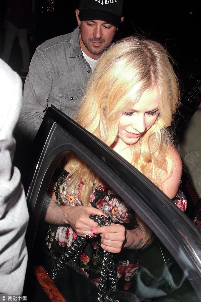 艾薇儿与男友共享浪漫晚餐牵手撒狗粮  碎花裙小露香肩露小女人娇