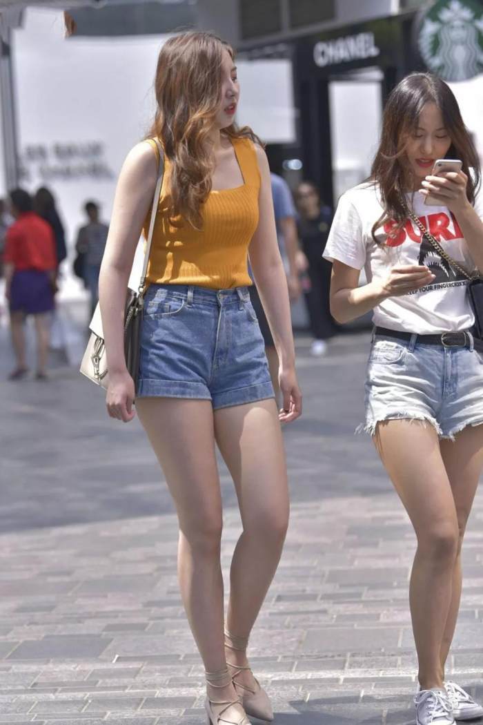 靓丽街拍: 丰腴牛仔短裤美女, 身材高挑轮廓好, 高出闺蜜一个头!