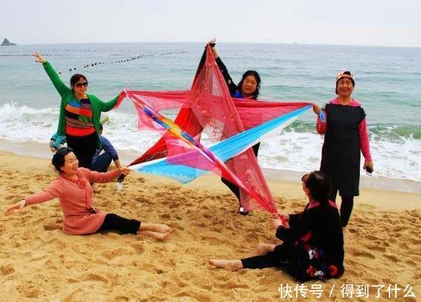 为什么中国大妈旅游人手一条丝巾?丝巾成风景,老外看了一脸疑惑