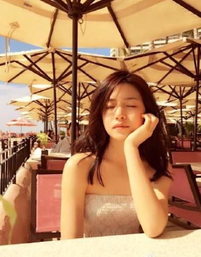 换上这条裙子后，陈妍希不止美了八个度