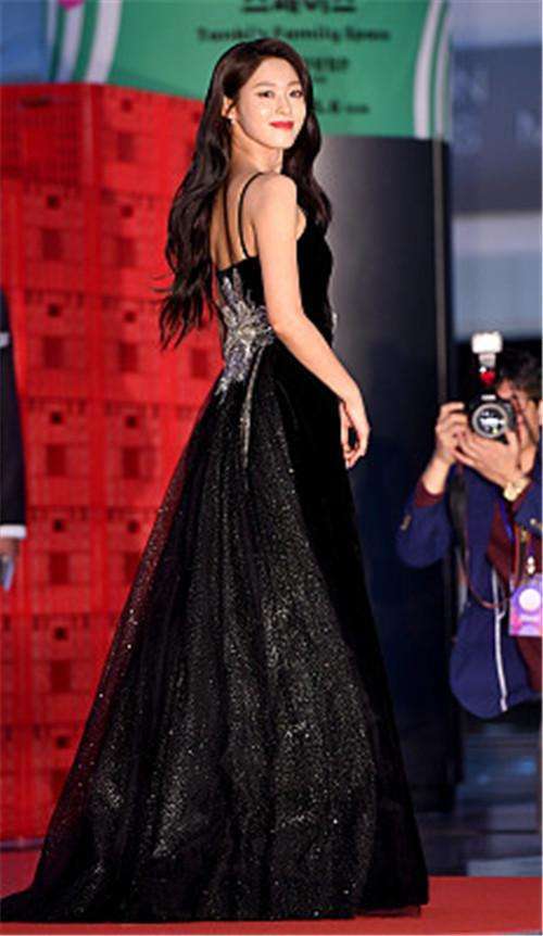 23岁的她这腿这腰这胸美的让人无法直视, 网友大呼想要谈恋爱