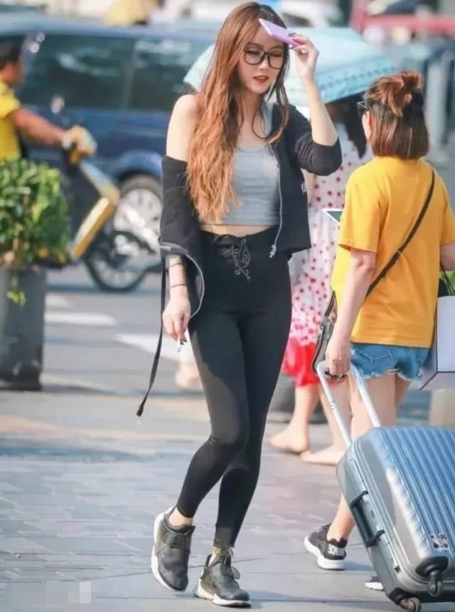 俏皮小女神紧身裤绷出丰腴的身材，下滑的上衣露雪白香肩