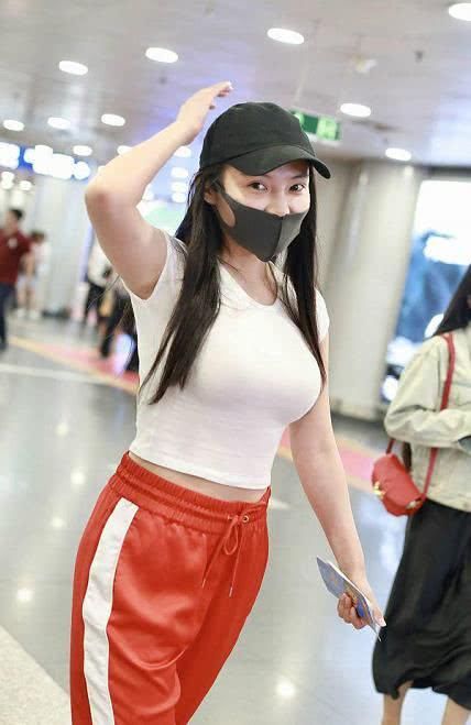 120斤徐冬冬和82斤蔡依林同穿露脐装，网友：干瘦和丰腴的差别