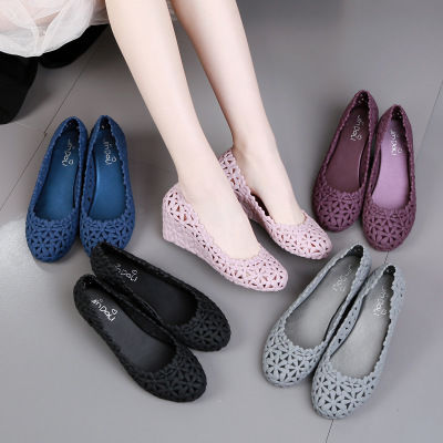 不爱穿高跟鞋的女人有福了，瞧瞧新出的“凉鞋”，简单好看还减龄