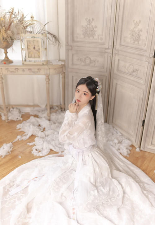 婚礼可以简约,但婚服一定要会穿,这些花嫁款汉